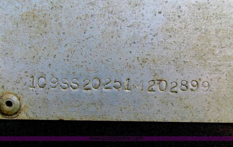 image for item G9299 2001 Coose gooseneck livestock trailer