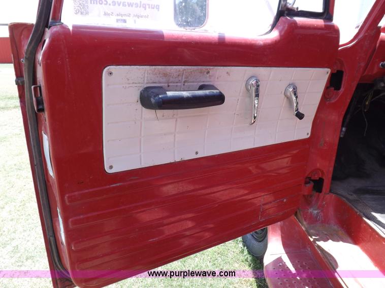 image for item H1861 1968 Dodge D500 grain truck