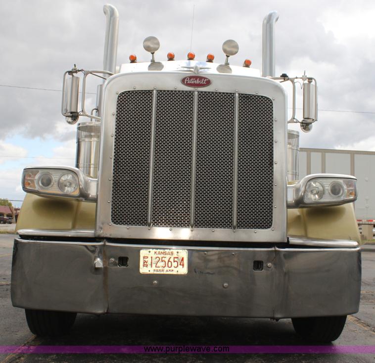 image for item H2081 2008 Peterbilt 389 semi truck