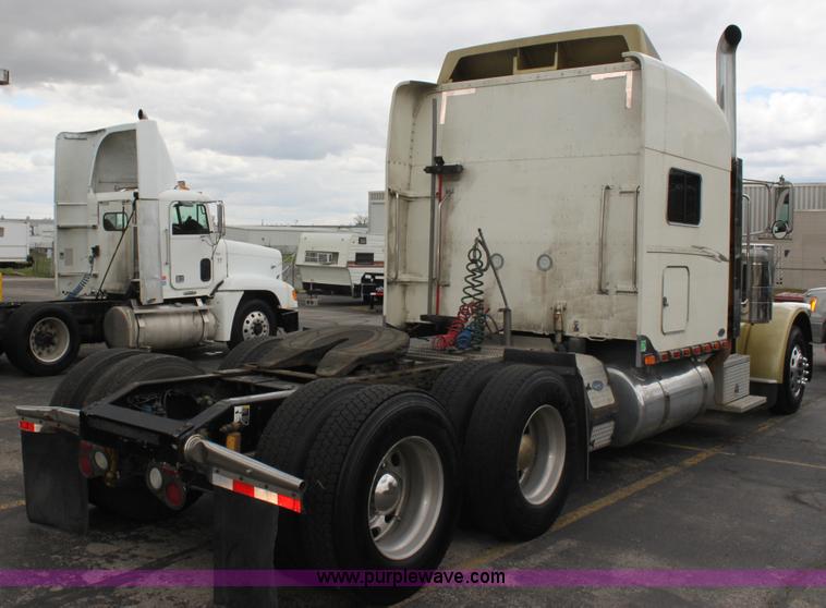 image for item H2081 2008 Peterbilt 389 semi truck