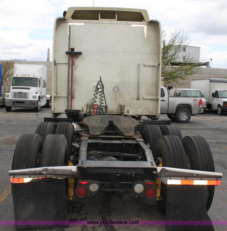 image for item H2081 2008 Peterbilt 389 semi truck
