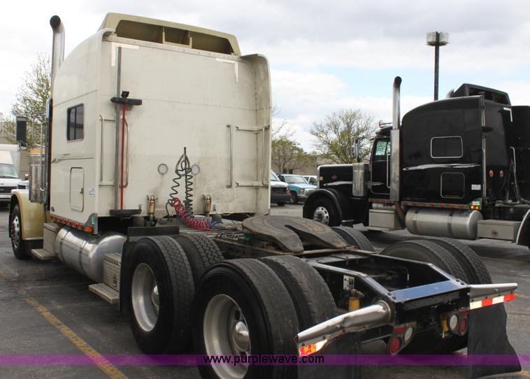 image for item H2081 2008 Peterbilt 389 semi truck