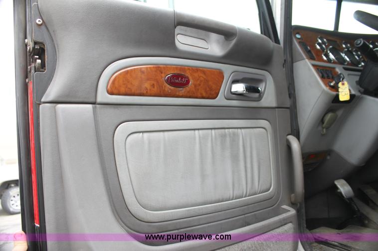 image for item H2081 2008 Peterbilt 389 semi truck