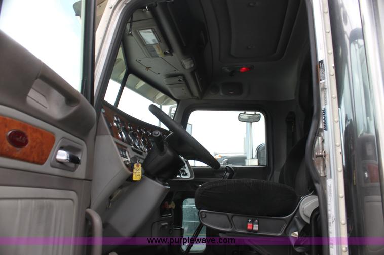 image for item H2081 2008 Peterbilt 389 semi truck
