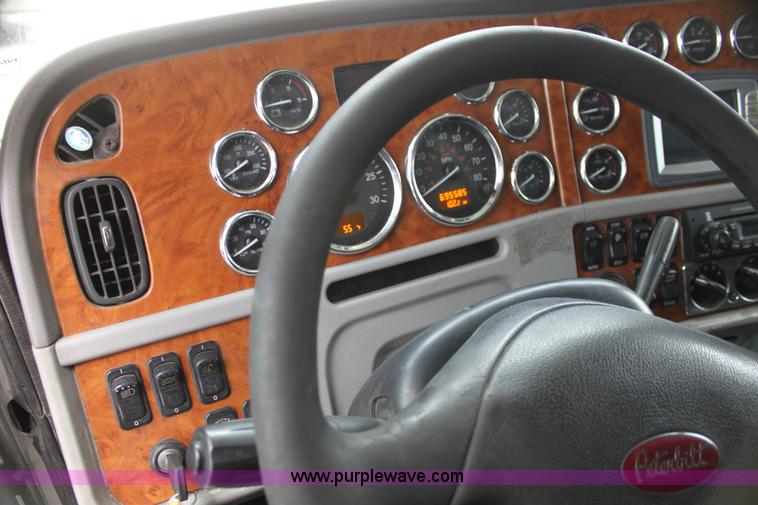 image for item H2081 2008 Peterbilt 389 semi truck