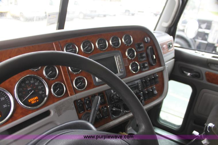 image for item H2081 2008 Peterbilt 389 semi truck