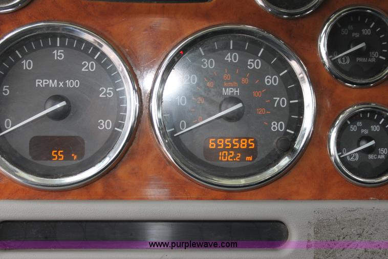 image for item H2081 2008 Peterbilt 389 semi truck