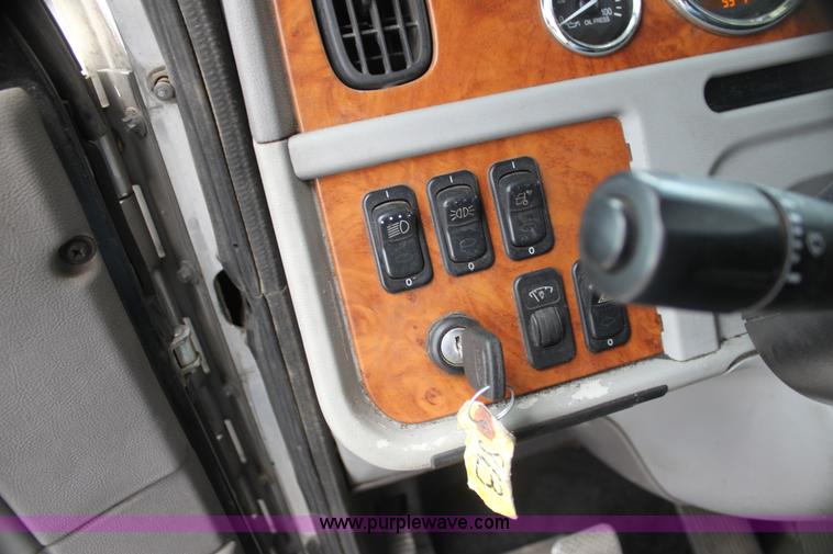 image for item H2081 2008 Peterbilt 389 semi truck