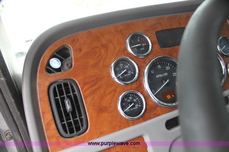 image for item H2081 2008 Peterbilt 389 semi truck