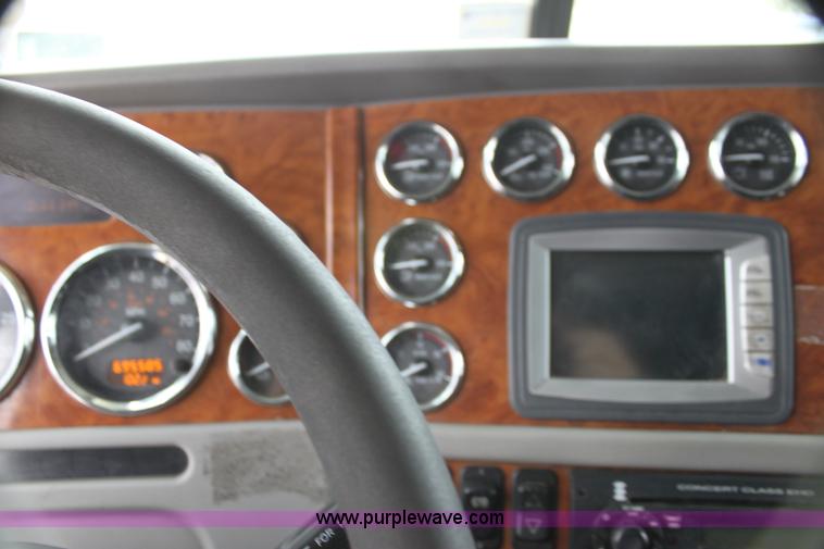 image for item H2081 2008 Peterbilt 389 semi truck