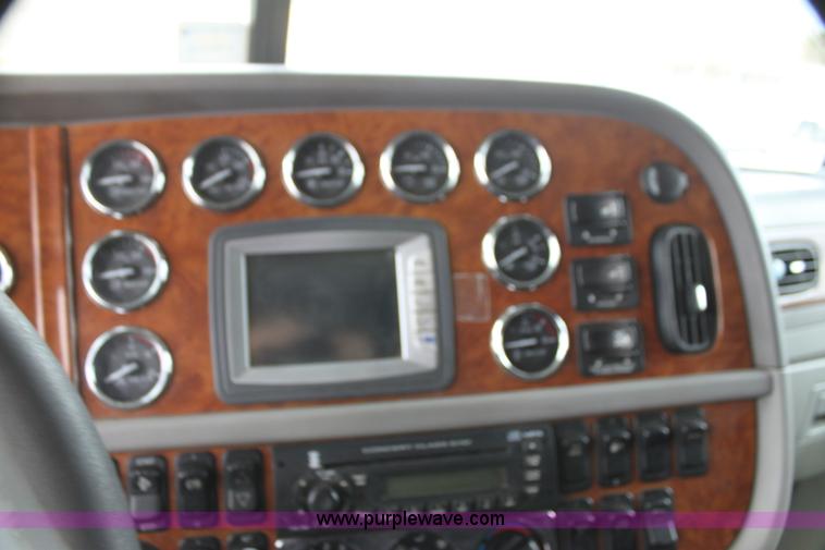 image for item H2081 2008 Peterbilt 389 semi truck