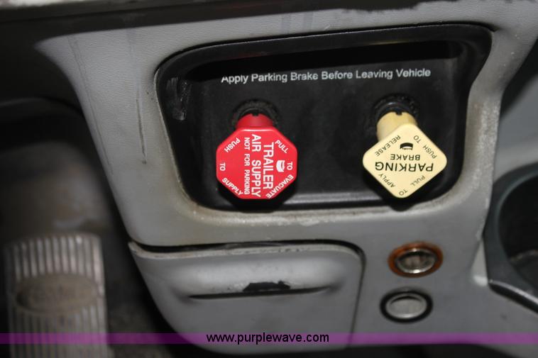 image for item H2081 2008 Peterbilt 389 semi truck