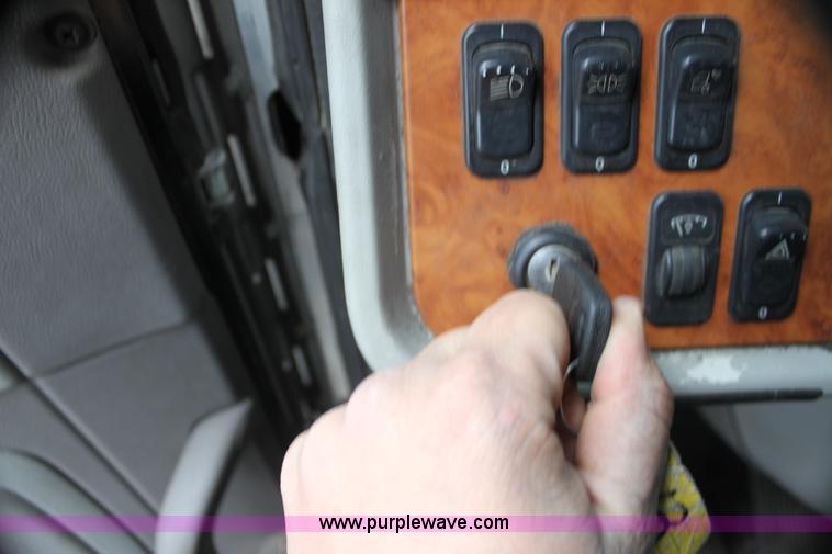 image for item H2081 2008 Peterbilt 389 semi truck