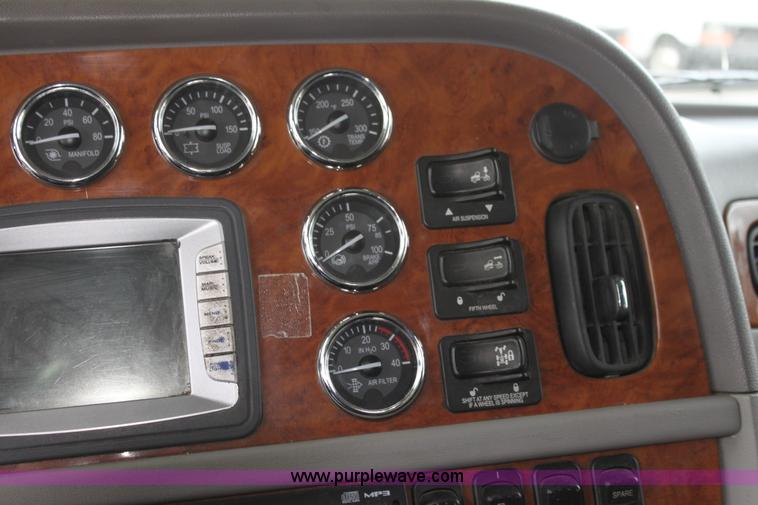 image for item H2081 2008 Peterbilt 389 semi truck