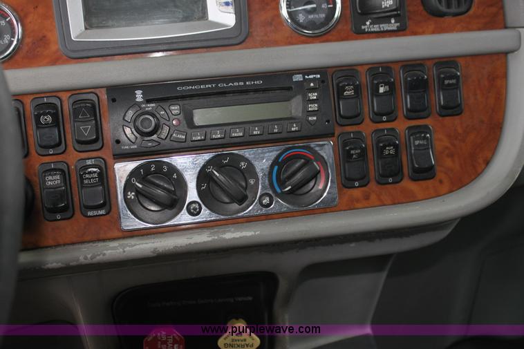 image for item H2081 2008 Peterbilt 389 semi truck