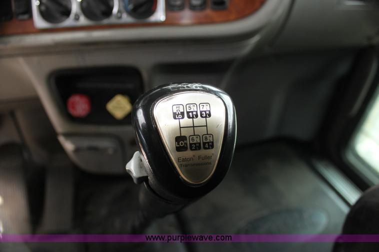 image for item H2081 2008 Peterbilt 389 semi truck