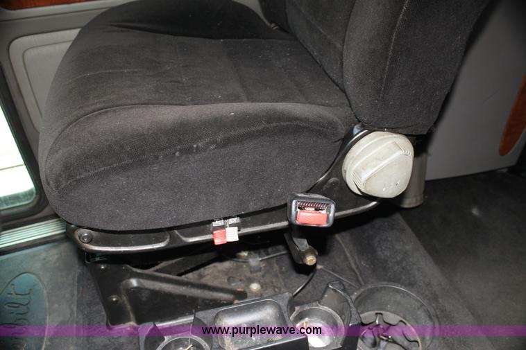 image for item H2081 2008 Peterbilt 389 semi truck