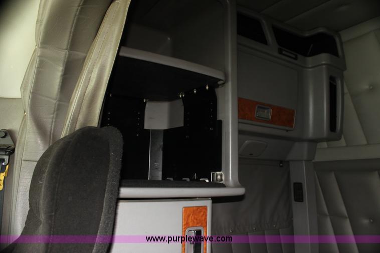 image for item H2081 2008 Peterbilt 389 semi truck