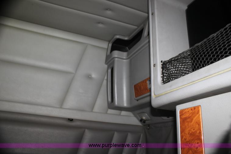 image for item H2081 2008 Peterbilt 389 semi truck