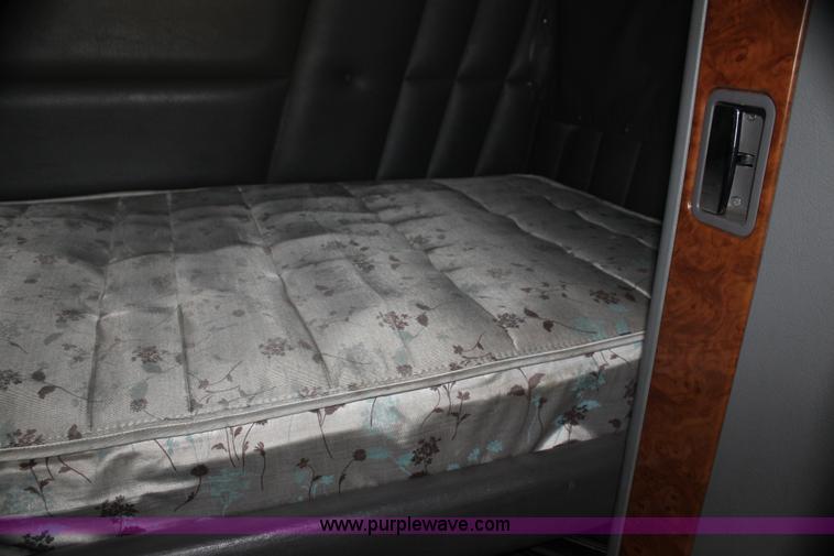 image for item H2081 2008 Peterbilt 389 semi truck