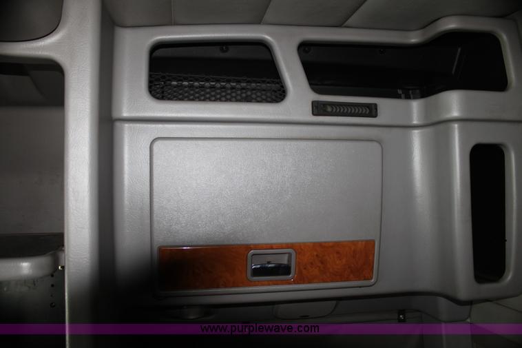 image for item H2081 2008 Peterbilt 389 semi truck