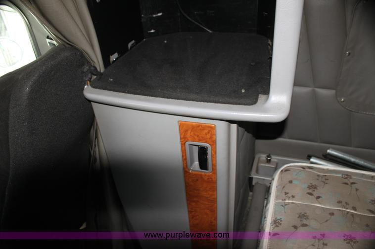 image for item H2081 2008 Peterbilt 389 semi truck