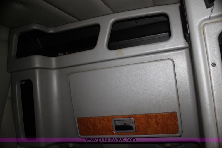 image for item H2081 2008 Peterbilt 389 semi truck