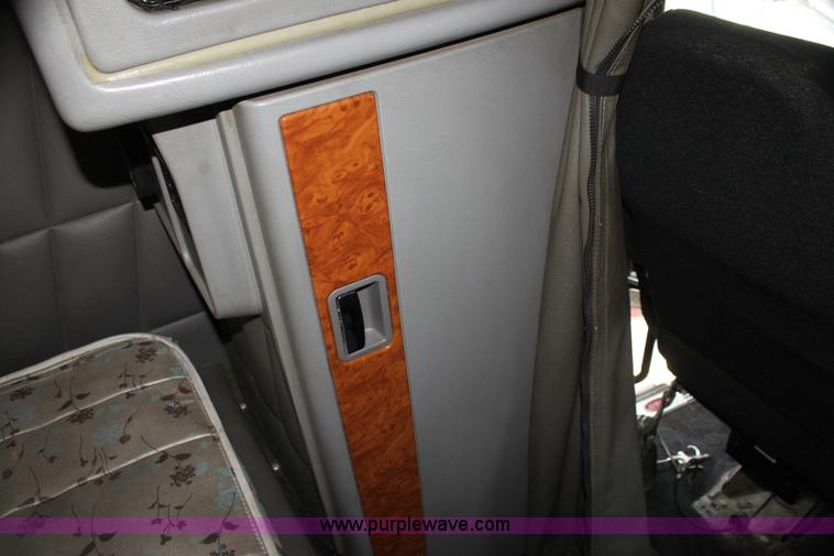 image for item H2081 2008 Peterbilt 389 semi truck