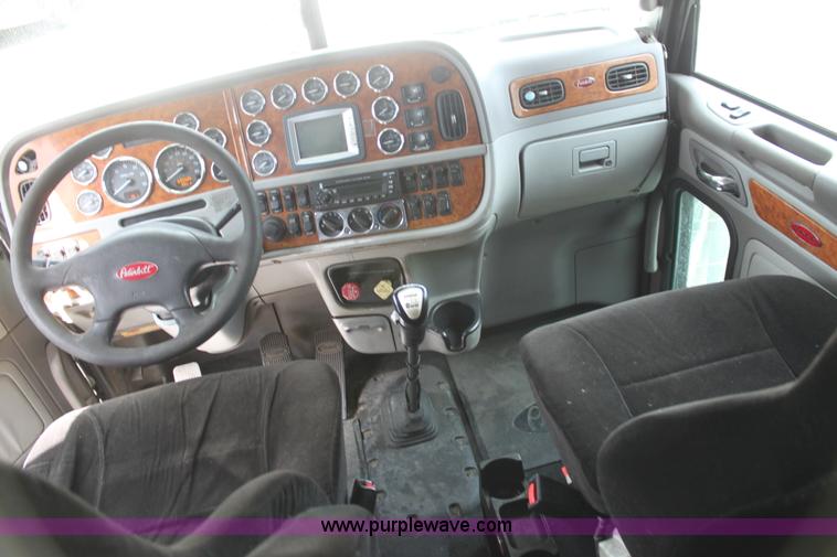 image for item H2081 2008 Peterbilt 389 semi truck