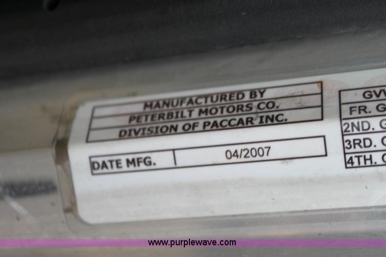 image for item H2081 2008 Peterbilt 389 semi truck