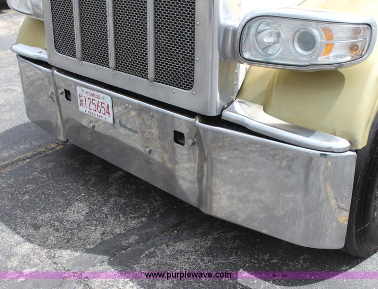 image for item H2081 2008 Peterbilt 389 semi truck