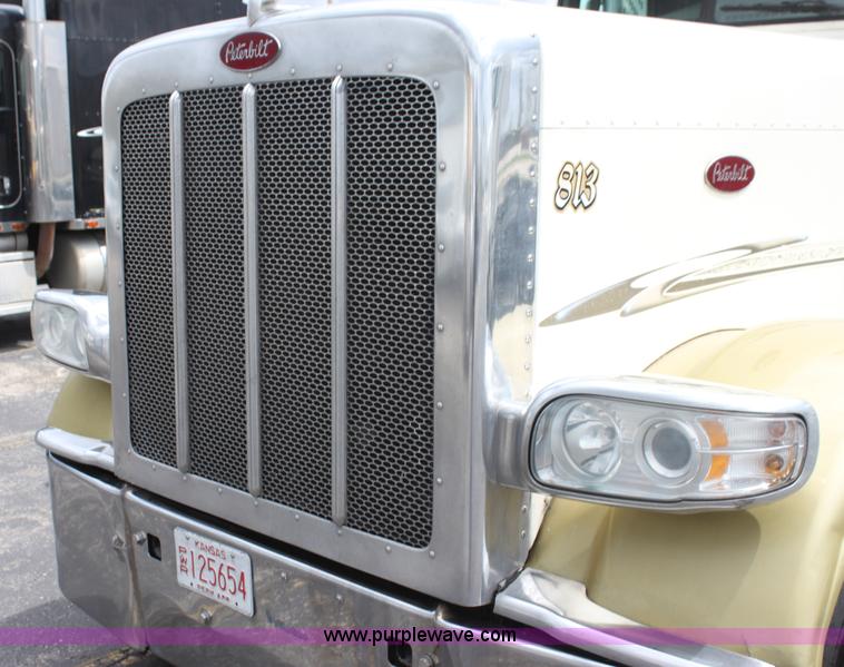 image for item H2081 2008 Peterbilt 389 semi truck