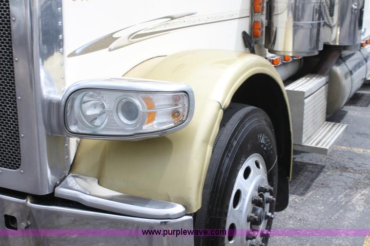 image for item H2081 2008 Peterbilt 389 semi truck