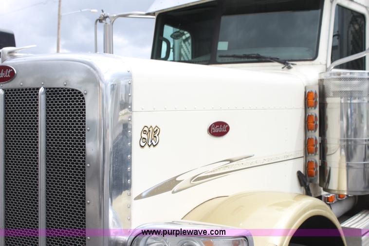 image for item H2081 2008 Peterbilt 389 semi truck