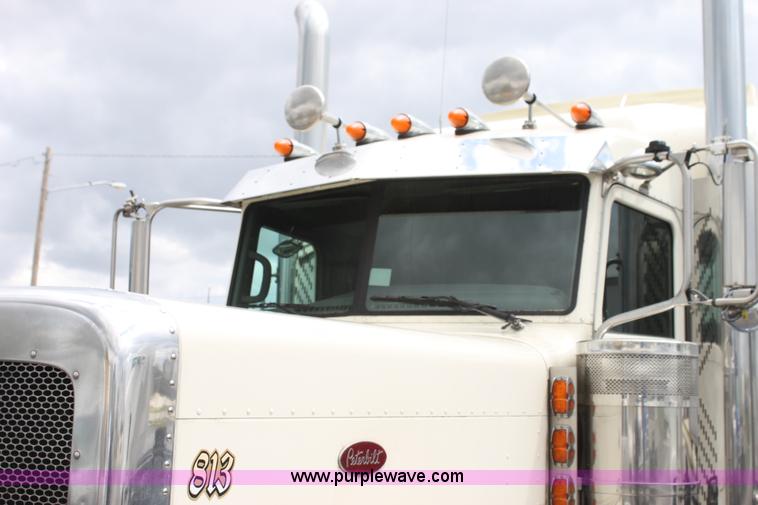 image for item H2081 2008 Peterbilt 389 semi truck