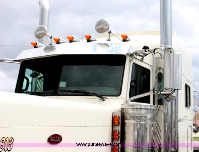 image for item H2081 2008 Peterbilt 389 semi truck