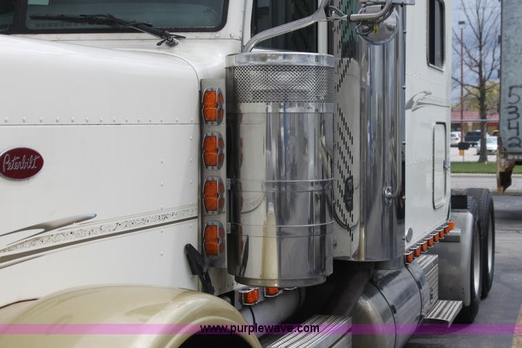 image for item H2081 2008 Peterbilt 389 semi truck