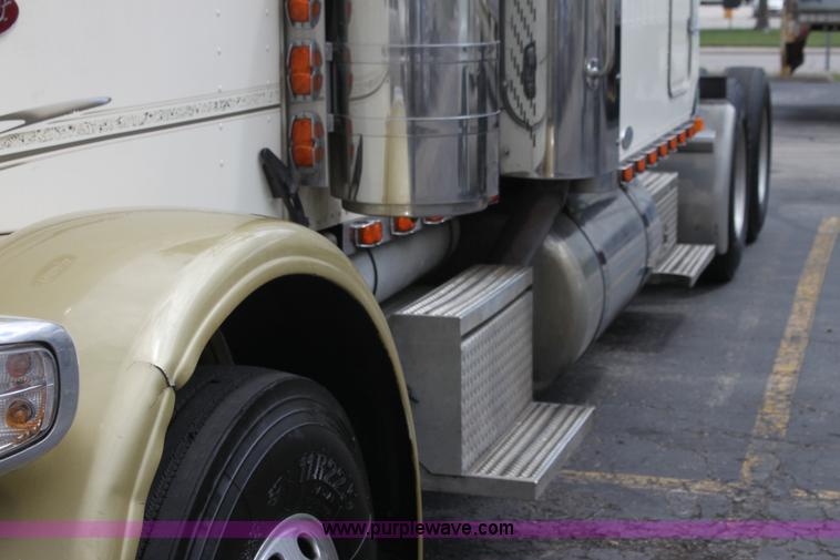 image for item H2081 2008 Peterbilt 389 semi truck