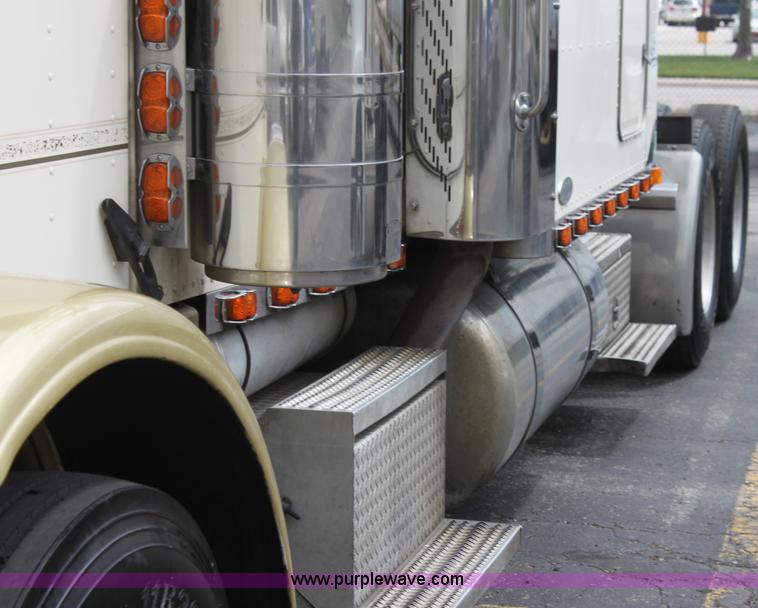 image for item H2081 2008 Peterbilt 389 semi truck
