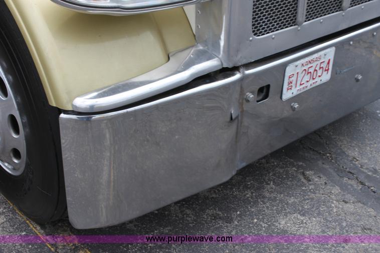 image for item H2081 2008 Peterbilt 389 semi truck