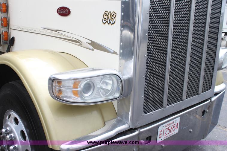 image for item H2081 2008 Peterbilt 389 semi truck