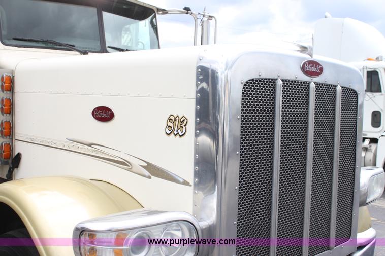 image for item H2081 2008 Peterbilt 389 semi truck