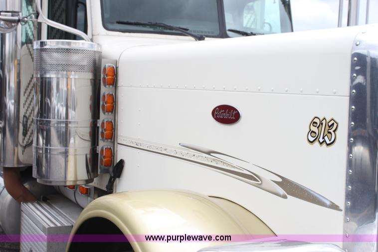 image for item H2081 2008 Peterbilt 389 semi truck