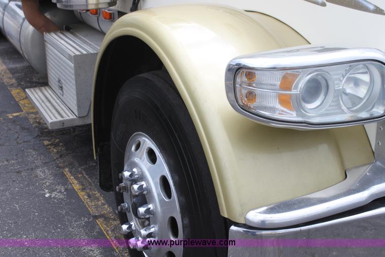 image for item H2081 2008 Peterbilt 389 semi truck