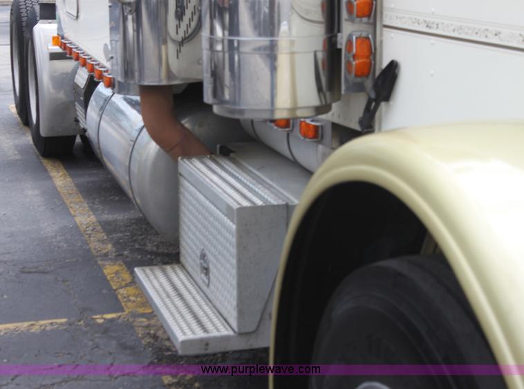 image for item H2081 2008 Peterbilt 389 semi truck