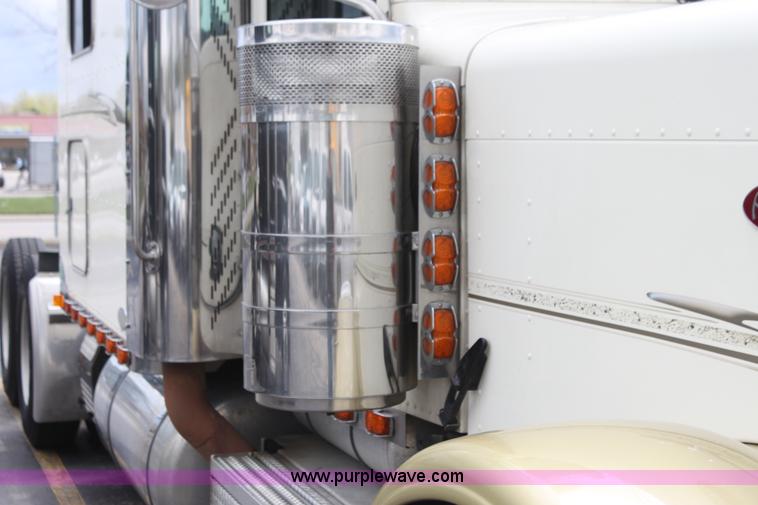 image for item H2081 2008 Peterbilt 389 semi truck