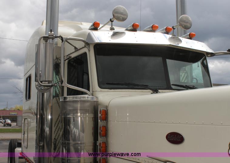 image for item H2081 2008 Peterbilt 389 semi truck