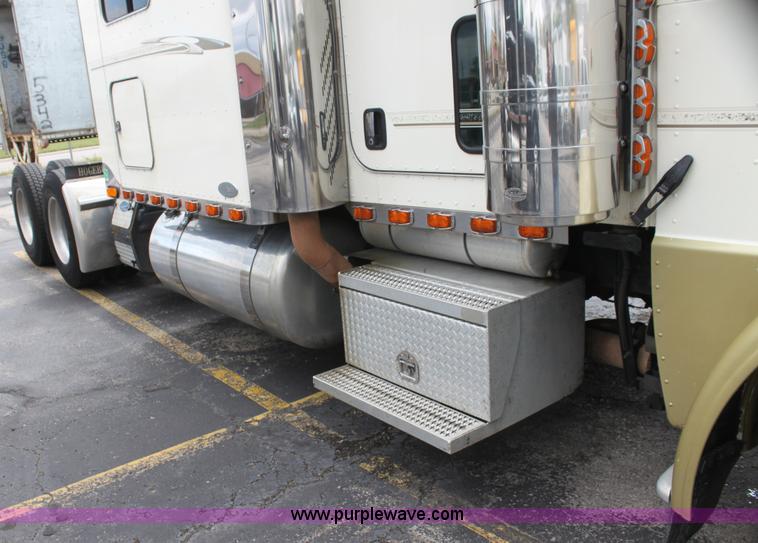 image for item H2081 2008 Peterbilt 389 semi truck