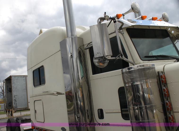 image for item H2081 2008 Peterbilt 389 semi truck