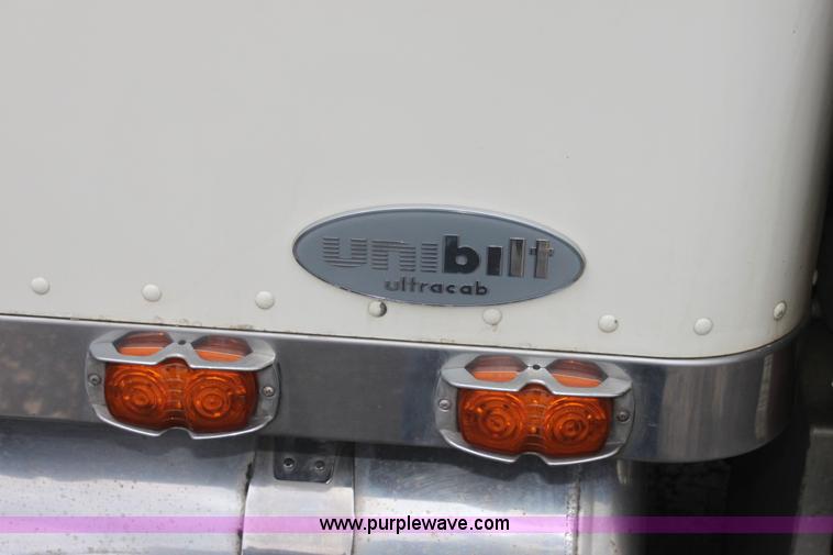 image for item H2081 2008 Peterbilt 389 semi truck